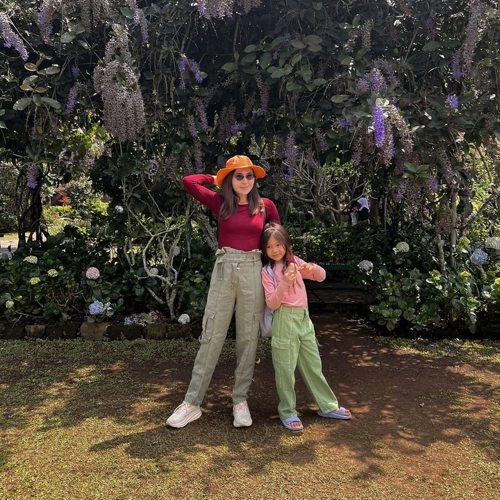 <p>Olivia Jensen sering mengunggah potret kebersamannya dengan sang putri di Instagram. Baru-baru ini, ia membagikan momen quality time bersama Aurora di Garut, Jawa Barat. "Momen perjalanan kami yang manis di Garut," tulisnya dalam unggahan ini. (Foto: Instagram @oliviajensen)</p>