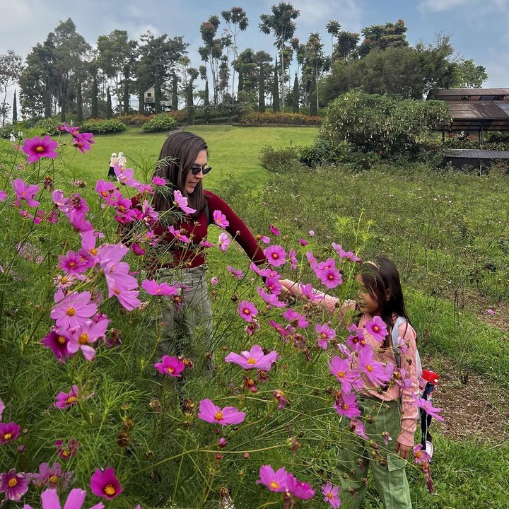 <p>Saat di Garut, Olivia dan sang putri banyak menghabiskan waktu di outdoor dengan suasana pemandangan hijau yang asri. Dalam kunjungannya ke Garut, Olivia dan sang putri kompak mengenakan celana cargo dan kaus lengan panjang. (Foto: Instagram @oliviajensen)</p>