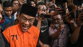 FOTO: Noel Ebenezer Pakai Peci Saat Diperiksa KPK