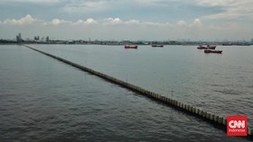 Nelayan Ngeluh Tangkapan Ikan Anjlok 70% Imbas Tanggul Beton Cilincing