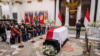 FOTO: Penghormatan Terakhir Menlu Sugiono untuk Mendiang Zetro Purba