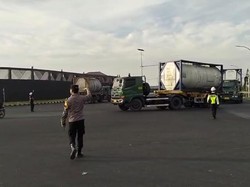 Polisi Adang Truk Bandel di Gresik, Jalan Manyar Lancar Jaya