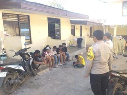 Polisi Bubarkan Sekelompok Pemuda Saat Pesta Miras di Kupang