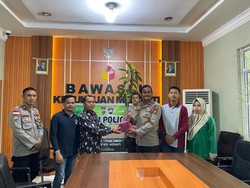 Tanam Pohon, Bawaslu dan Perpustakaan di Meranti Dukung Green Policing
