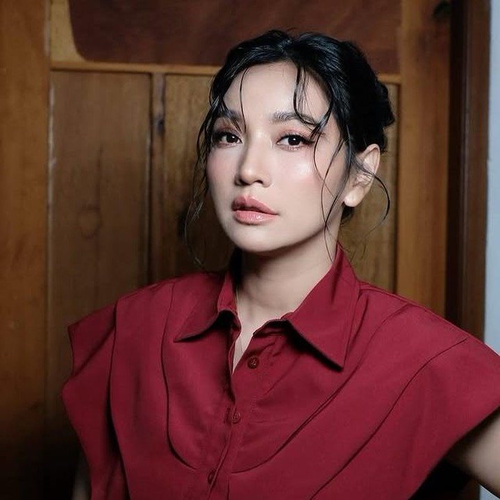 <p>Artis sekaligus presenter Hesti Purwadinata lagi-lagi sukses bikin netizen tertarik lewat unggahan terbarunya di Instagram. Presenter hit yang namanya makin dikenal lewat program<em> Lapor Pak!</em> ini tampil kece badai dengan balutan busana tradisional Indonesia saat berada di Seoul, Korea Selatan. (Foto: Instagram @hestipurwadinata)</p>