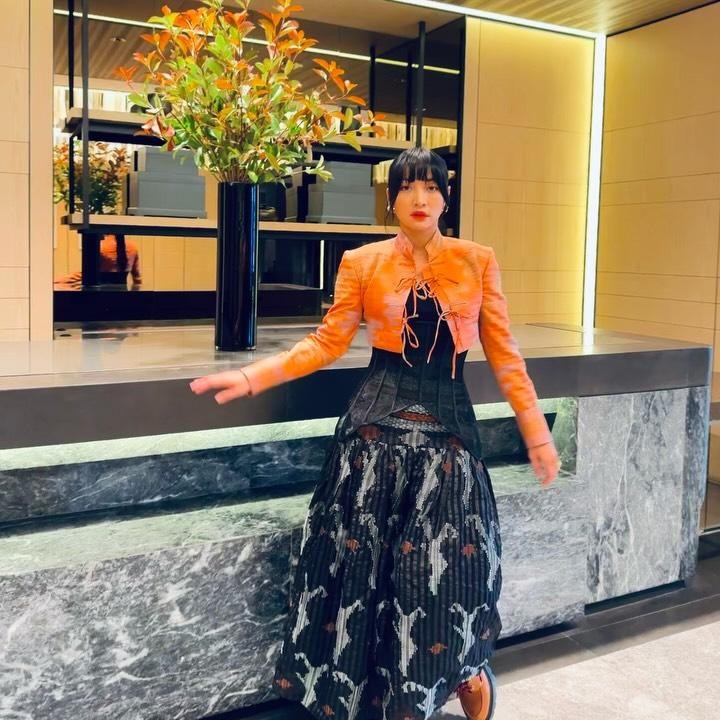 <p>Tak hanya mengenakan <em>outer</em> hitam, Hesti juga tampil <em>playful</em> dengan <em>outer</em> oranye yang langsung menyita perhatian warganet. Ia sendiri mengaku, kalau <em>outfit</em> tersebut bikin <em>vibes</em>-nya mirip dengan busana khas Korea. "Pas pake <em>outer</em> orange ini malah bikin <em>look</em>-nya jadi ala-ala hanbok Korea, <em>fusion</em> budaya yang emechh anet," ungkap Bunda tiga anak ini. (Foto: Instagram @hestipurwadinata)</p>