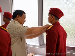 Prabowo Tulis Pesan-Rapikan Seragam Siswa Saat Tinjau Sekolah Rakyat di Jaksel