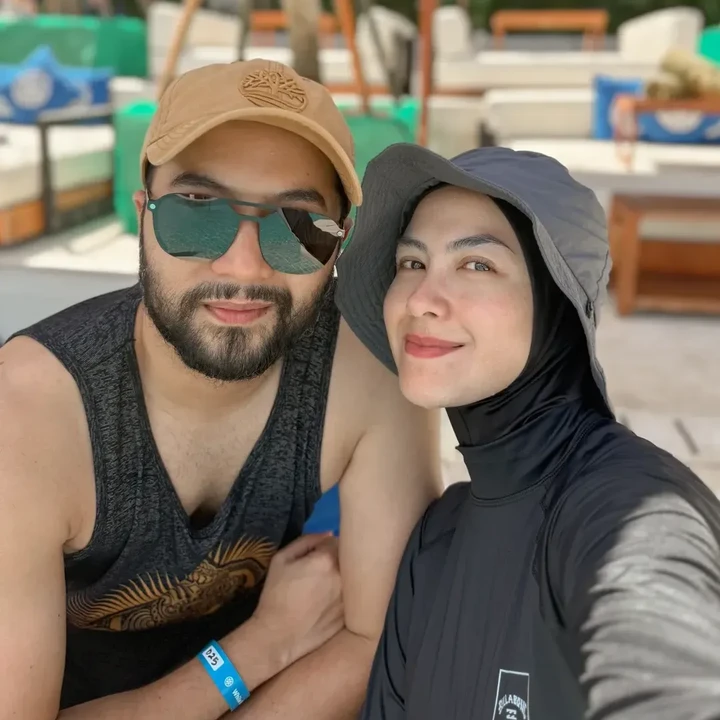 <p>Sejak menikah, rumah tangga Revalina dan suami jauh dari gosip miring. Keduanya malah sering membagikan momen romantis di media sosial. Beberapa waktu lalu, Revaline pernah mem-posting fotonya bersama sang suami. Dalam unggahan ini, Revalina menuliskan ungkapan rasa sayangnya untuk sang suami. "<em>Special post</em> buat suamiku tersayang. Terima kasih sudah selalu ada, selalu berusaha nurutin semua kemauanku (yang kadang random banget), dan gak pernah capek buat bahagiain aku. <em>Love you always</em>!" tulisnya. (Foto: Instagram @vatemat)</p>