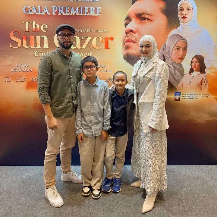 <p>Artis Revalina S Temat resmi menikah dengan Rendy Aditya Gunawan pada 15 Maret 2015. Dari pernikahan ini, keduanya dikaruniai dua anak laki-laki bernama Rihga Sadiwasakti Rabbani dan Rajendra Satya Razzani. Rihga lahir pada tahun 2016, sedangkan Rajendra lahir di tahun 2019. (Foto: Instagram @vatemat)</p>