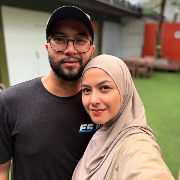 <p>Setelah dipersunting Rendy Aditya, Revalina fokus menjalankan peran sebagai istri dan Bunda dua anak. Di tengah kesibukannya, Revalina masih tetap aktif di dunia akting. Baru-baru ini, Revalina bahkan membintangi film religi berjudul <em>The Sun Gazer: Cinta Dari Langit</em>. (Foto: Instagram @vatemat)</p>