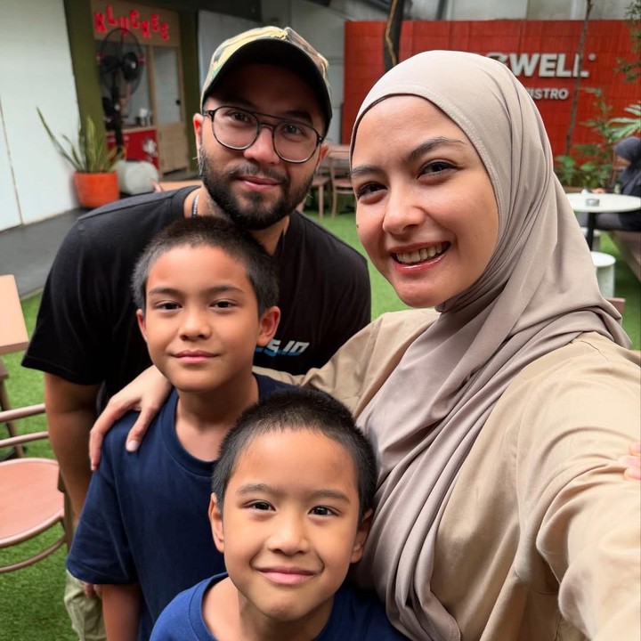 <p>Di waktu luang, Revalina selalu menyempatkan diri untuk menghabiskan waktu bersama suami dan kedua anaknya. Selain liburan bareng, keluarga Revalina ini juga sering <em>staycation</em> hingga jalan-jalan ke mal untuk <em>quality time</em>. (Foto: Instagram @vatemat)</p>