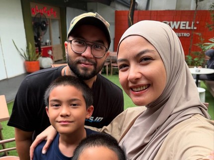 Awet Muda, 5 Potret Terbaru Revalina S Temat Bareng Suami dan Anak-anak
