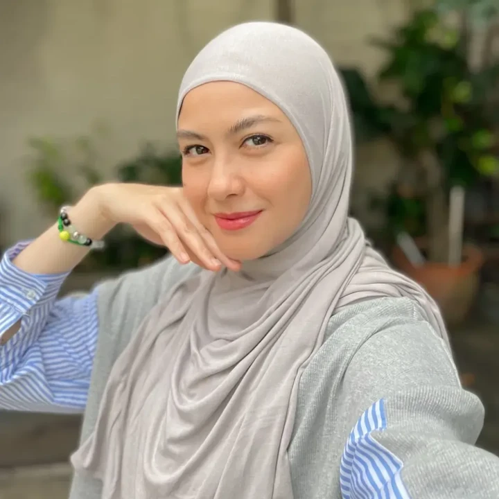 <p>Meski telah memiliki dua anak, Revalina tetap terlihat awet muda. Di usia yang tahun ini menginjak 39 tahun, paras Revaline masih terlihat canti seperti saat awal meniti karier di dunia akting. Dalam unggahan foto terbaru, paras awet mudah Revalina menuai pujian dari netizen. "Masih terlihat muda," tulis akun @ri***. "masih tetep keliatan muda dan cantik," ungkap @bo***. (Foto: Instagram @vatemat)</p>