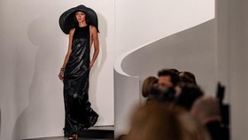 FOTO: Merah Hitam Putih Tajam di Koleksi Musim Semi Ralph Lauren
