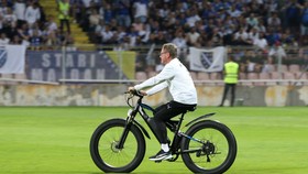 Naik Sepeda di Lapangan, Aksi Tak Biasa Ralf Rangnick Jadi Sorotan