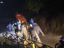 Wanita Sakit Ditandu 13 Km ke RSUD Soppeng gegara Jalan Rusak
