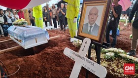 Ratusan Pelayat Hadiri Pemakaman Mendiang Staf KBRI Lima Zetro Purba