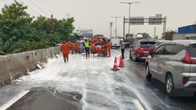 Tabrakan Dua Truk di Tol Jakarta Utara, Muatan Cat Tumpah ke Jalan