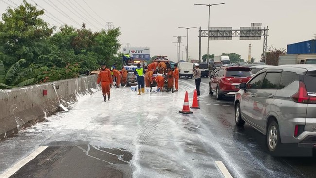 Kecelakaan dua truk di Tol Wiyoto Wiyono, Jakarta Utara, menyebabkan muatan cat tumpah.