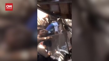 VIDEO: Atap Gedung SMKN 1 Cileungsi Roboh, Puluhan Siswa Luka