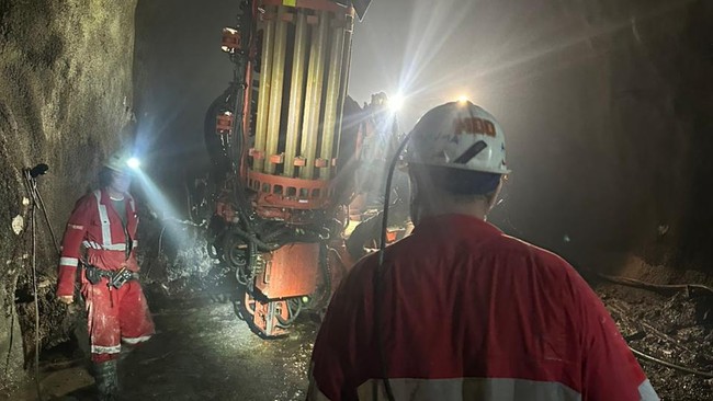 Ketujuh pekerja Freeport yang terjebak di dalam tambang bawah tanah Grasberg imbas longsor masih belum ditemukan hingga Jumat (12/9) pagi.