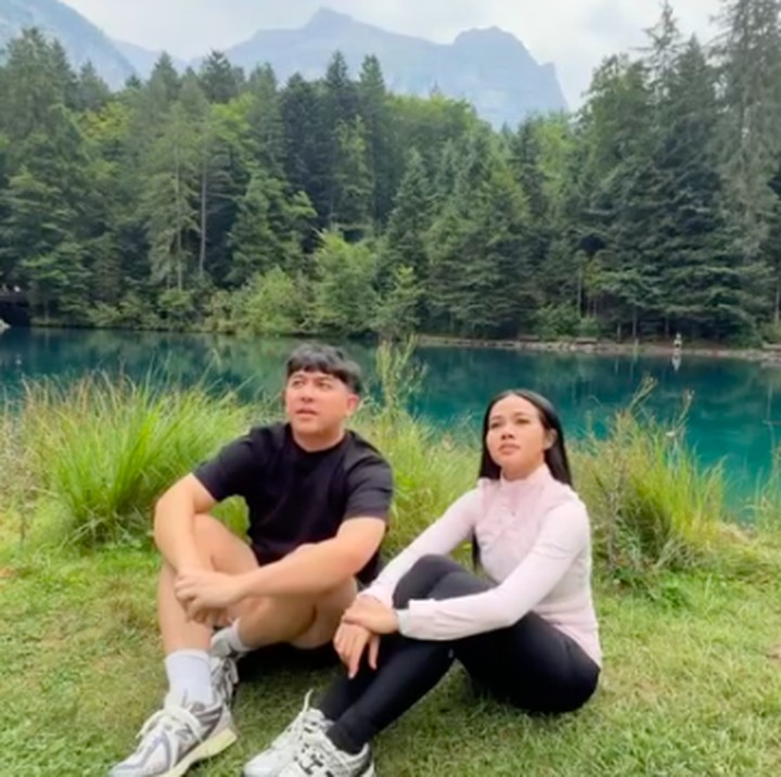 <p>"Tidak percaya kalau tempat secantik ini ada. Blausee, Swiss," tulisnya dalam unggahan ini. (Foto: Instagram @yurayunita)</p>
