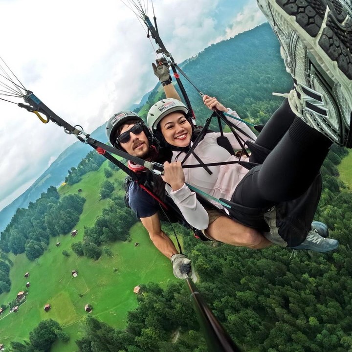 <p>Saat liburan di Swiss, Yura juga menyempatkan diri untuk melihat pemandangan indah dari langit. Perempuan 34 tahun ini naik paralayang di Swiss. Rona bahagia terpacar di wajah Yura saat menikmati waktu di paralayang. (Foto: Instagram @yurayunita)</p>