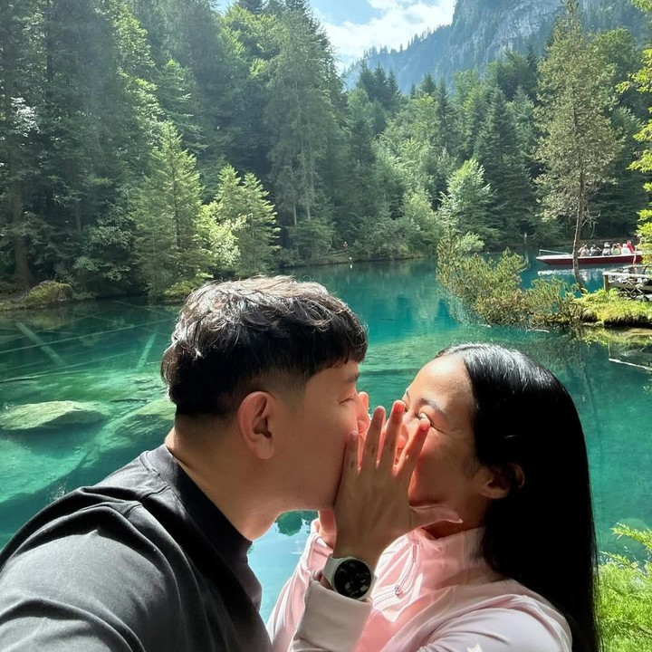 <p>Baru-baru ini, Yura dan Donne memilih untuk liburan ke Swiss. Melalui unggahan di Instagram, Yura membagikan potretnya bersama sang suami saat mengunjungi danau Blausee di Kandergrund, Swiss. (Foto: Instagram @yurayunita)</p>