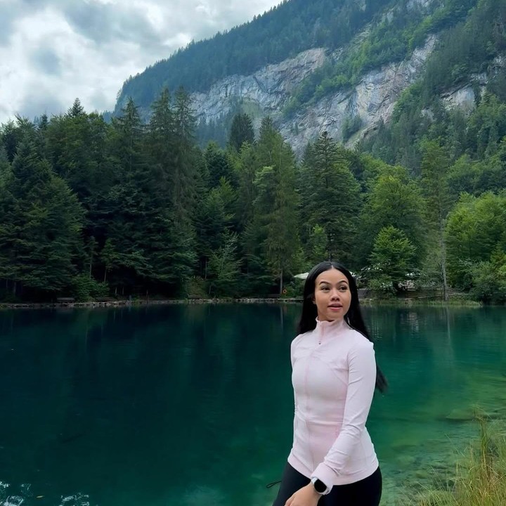 <p>Yura menunjukkan pemandangan indah danau dalam postingannya ini. Pelantun lagu Tutur Batin ini mengaku takjub dengan pemandangan indah yang dilihatnya di danau Blausee.&nbsp; (Foto: Instagram @yurayunita)</p>