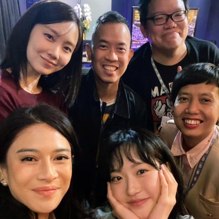 <p>Bukan cuma itu, Dian juga sempat memberikan <em>gesture</em> <em>saranghae</em> alias simbol cinta. Momen ini pun sukses bikin para fans heboh dan merasa gemas melihat tingkah aktris 43 tahun itu. (Foto: Instagram @therealdisastr)</p>