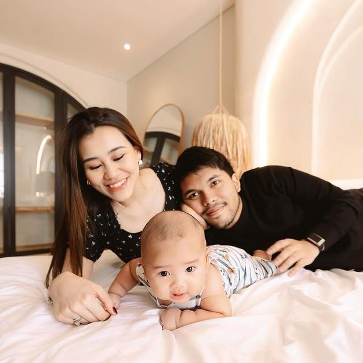 <p>Sempat bikin penasaran publik karena wajah <em>Baby</em> Arash selalu ditutupi, akhirnya momen yang ditunggu-tunggu kini tiba. Baru-baru ini, Aaliyah dan Thariq kompak memutuskan untuk memperlihatkan wajah anak pertamanya itu lewat unggahannya di Instagram. (Foto: Instagram @aaliyah.massaid)</p>