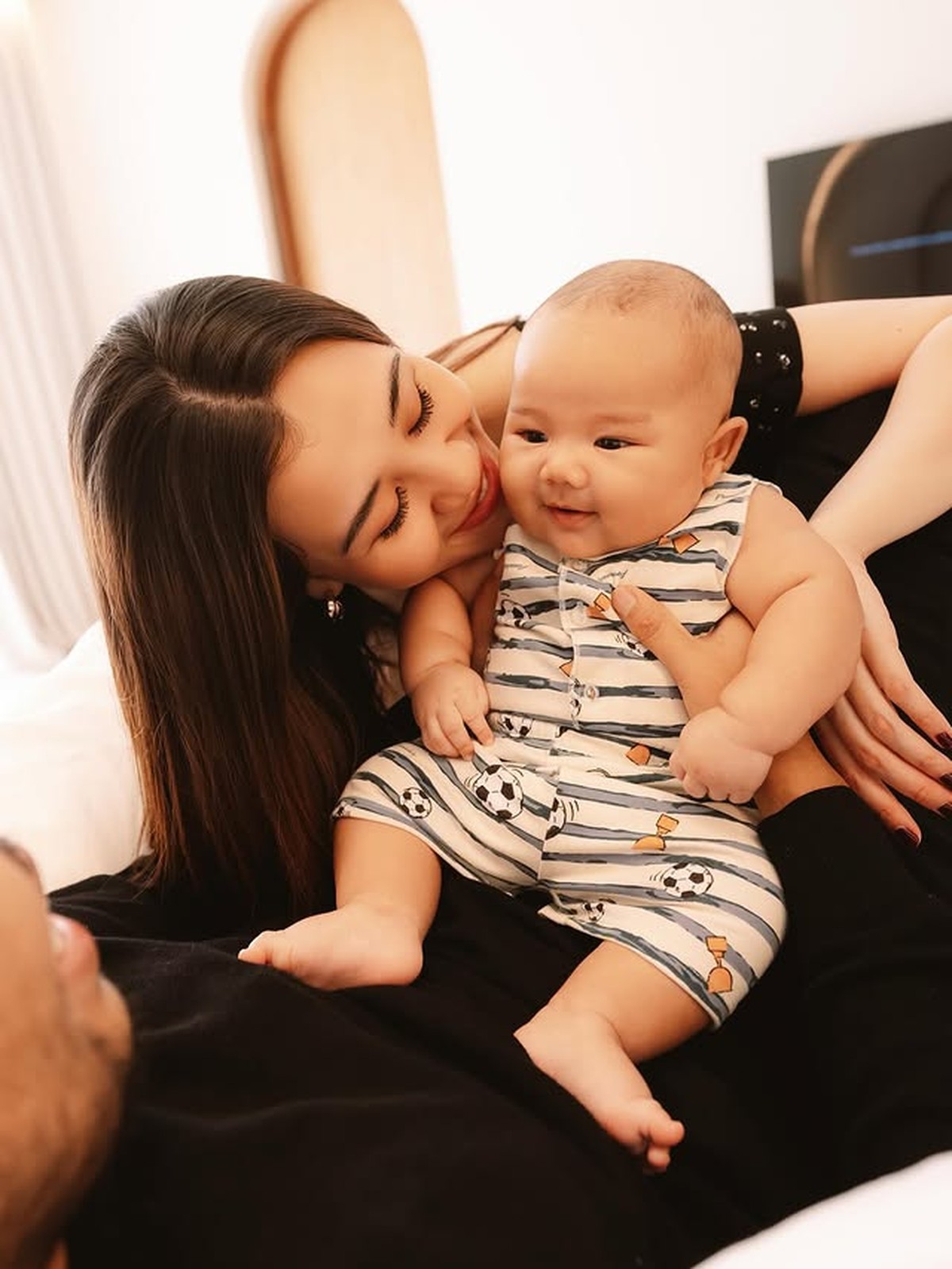 Aaliyah Massaid Akhirnya Perlihatkan Wajah Sang Anak Baby Arash di Usia 3 Bulan