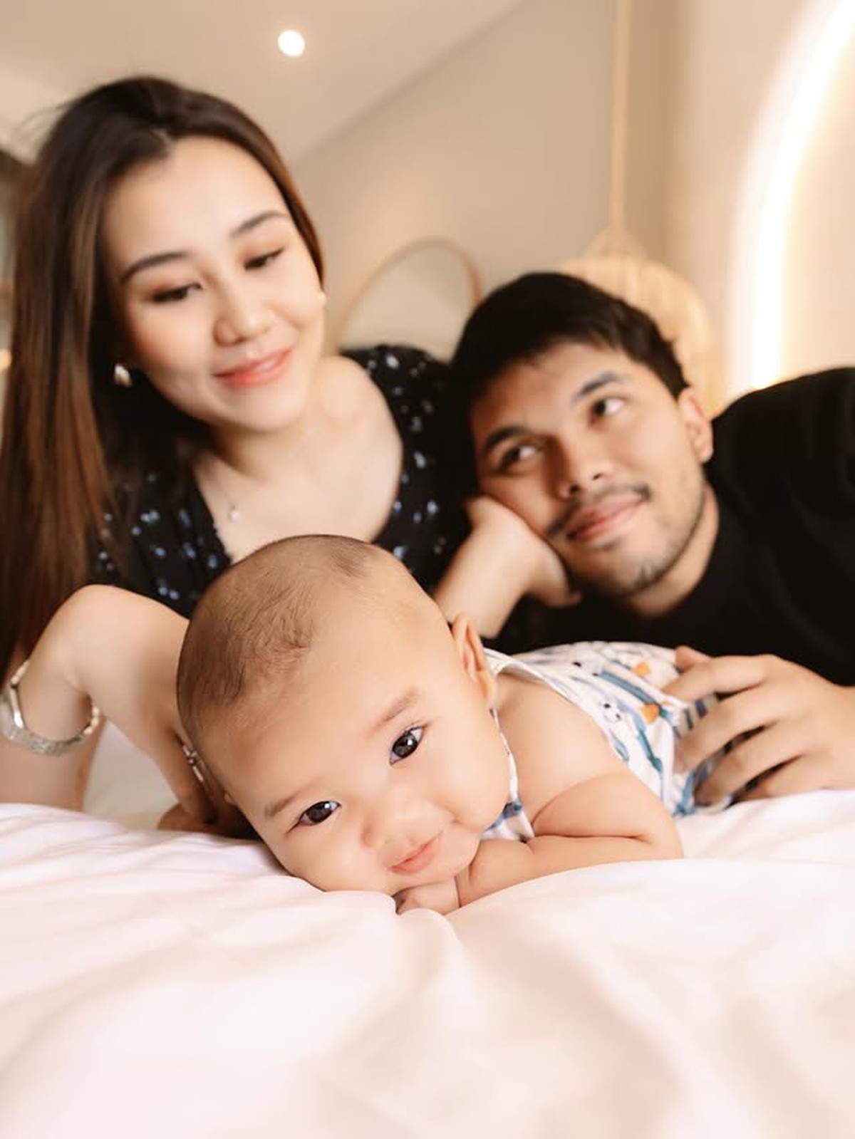 Aaliyah Massaid Akhirnya Perlihatkan Wajah Sang Anak Baby Arash di Usia 3 Bulan
