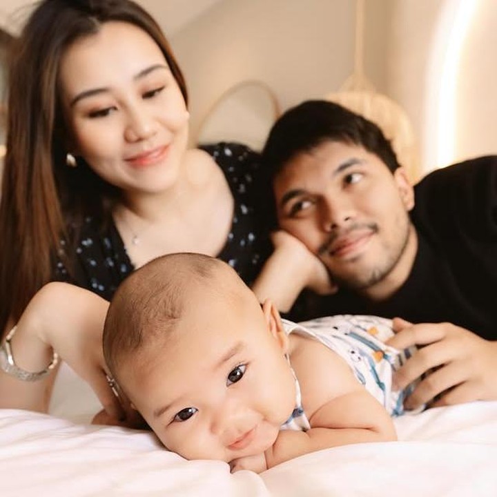 <p>Potret <em>Baby</em> Arash pun <em>auto</em> ramai perhatian dari publik. Wajahnya yang tampan dengan bulu matanya yang lentik dan ekspresi polosnya bikin warganet terhanyut gemas melihatnya.&nbsp;Tak sedikit juga yang&nbsp;mengatakan kalau wajah <em>Baby</em> Arash adalah perpaduan yang sempurna dari Aaliyah dan Thariq. (Foto: Instagram @aaliyah.massaid)</p>