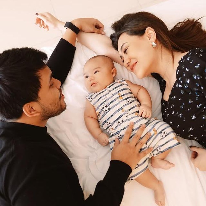 <p>Tentu saja, postingan itu pun membuat warganet ramai membanjiri komentar Instagram Aaliyah. "<em>Masya Allah</em> akhirnya bisa liat si gantenkkk," tulis <em>@nad****</em>. "<em>MasyaAllah</em> <em>Tabarakallah</em> <em>launching</em> juga gantengku," kata <em>@ika****</em>. Ada juga yang menyebut mata <em>Baby</em> Arash mirip dengan mendiang Ayah dari Aaliyah, yaitu Adjie Massaid. "Gantengnya, matanya mirip almarhum Opa Adjie," tulis <em>@mei****</em>. (Foto: Instagram @aaliyah.massaid)</p>