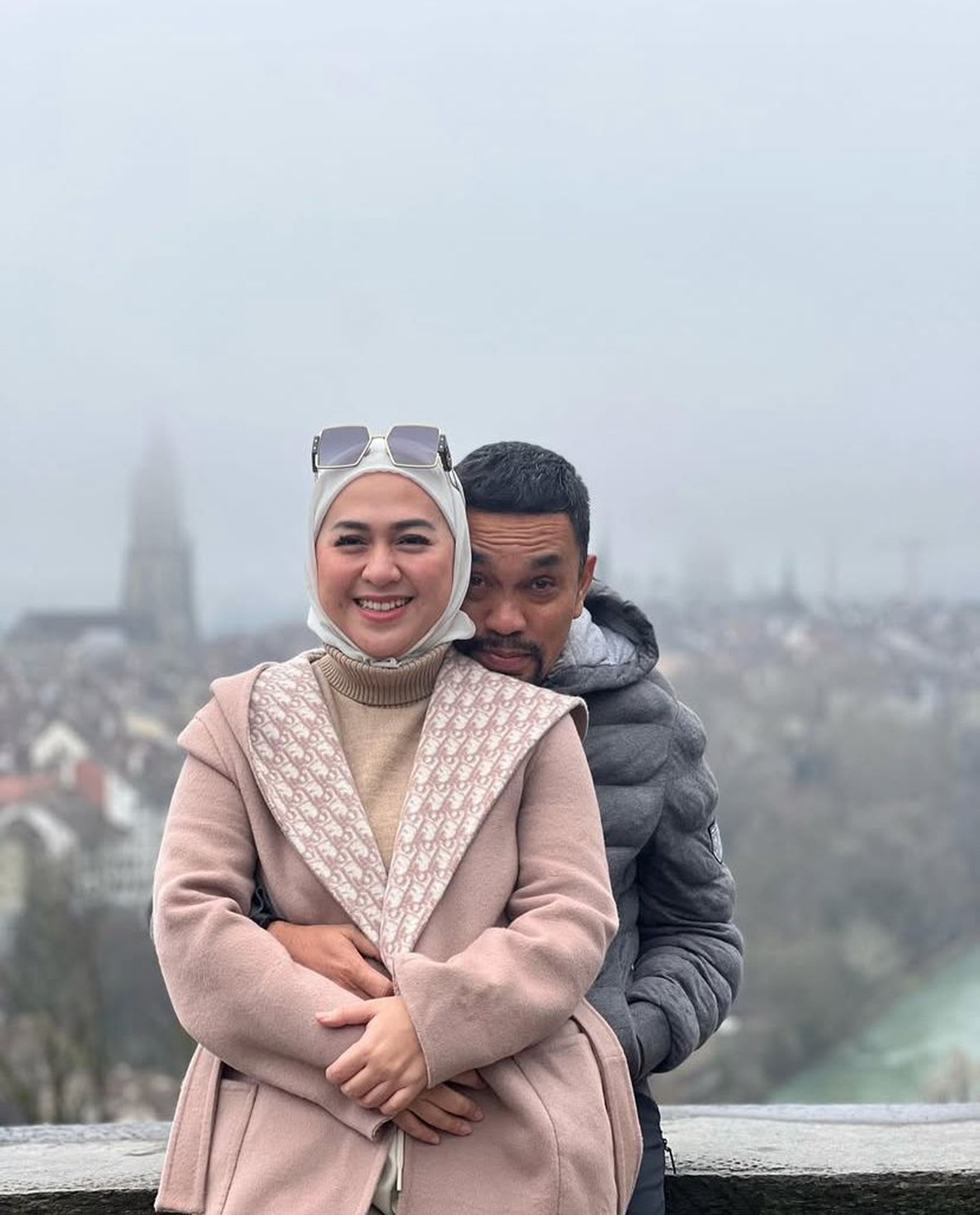 Ahmad Sahroni dan Istri