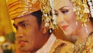 Ahmad Sahroni dan Istri