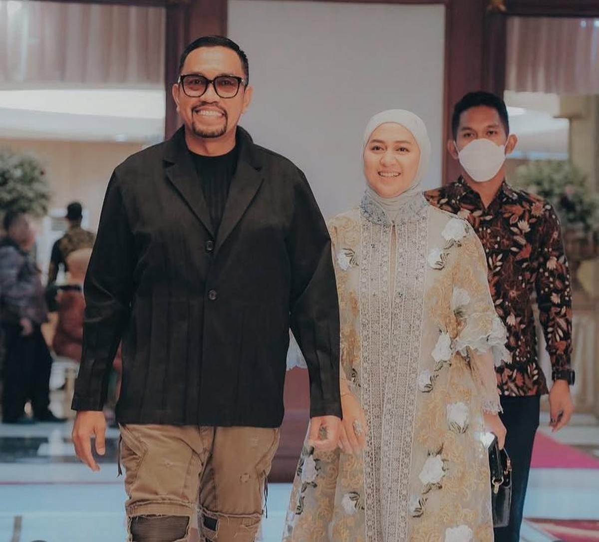 Ahmad Sahroni dan Istri