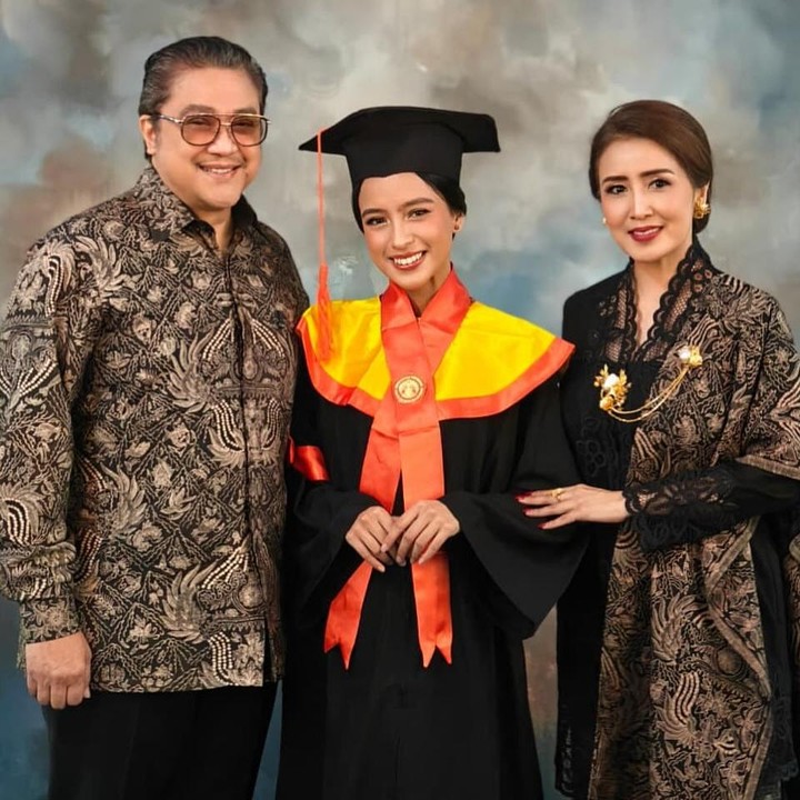 <p>Dalam foto yang dibagikan di Instagram, tampak Dede dan istri kompak mengenakan baju batik saat menemani putrinya wisuda. Perlu diketahui, Neishia adalah anak kedua Dede Yusuf yang baru saja berulang tahun ke-23. Selain berprestasi di dunia pendidikan, Neishia juga diketahui terjun ke dunia akting mengikuti jejak sang ayah. (Foto: Instagram @ddyusuf66/ @sendyyusuf)</p>