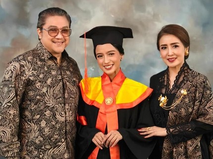 5 Potret Wisuda Neishia Putri Bungsu Dede Yusuf, Lulus Cum Laude dari HI UI