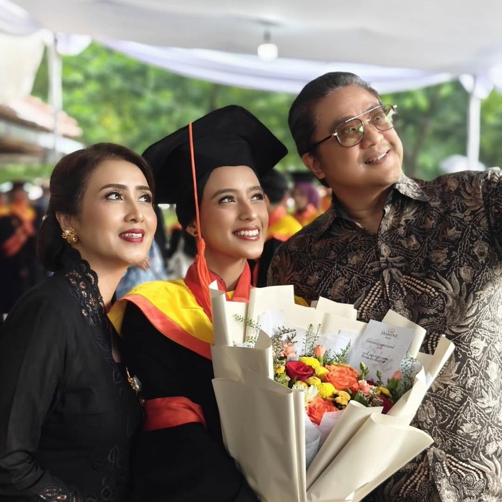 <p>Tak hanya Dede, sang istri Sendy juga mengungkap perasaan bahagianya melihat Neishia lulus dengan prestasi yang membanggakan. "<em>Alhamdulillah</em> dapat predikat <em>CumLaude</em>, jurusan Hubungan Internasional dgn IPK 3.85 &hellip;. Kaneishia Lathifa Zahra, S.Sos. Smg berkah ilmunya makin bermanfaat dan sukses karir ke depannya serta tercapai cita2nya&hellip; Aamin yra," ujar Sendy di Instagram @sendyyusuf. (Foto: Instagram @ddyusuf66/ @sendyyusuf)</p>