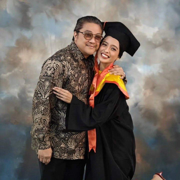<p>Melalui unggahan di Instagram, Dede Yusuf mengungkap rasa syukurnya sekaligus menuliskan doa untuk sang putri. "<em>Finally</em>...Si bungsu lulus Sarjana Hubungan Internasional. Dari Fakultas Ilmu Sosial Politik- Universitas Indonesia, dengan nilai <em>Cumlaude</em>, <em>Alhamdulillah</em>... Selamat ya Neishia si cantik yang teguh dan keras memegang prinsip. Semoga ilmu kamu bermanfaat nanti bagi banyak orang, dan bisa mengejar karir dan cita citamu nak. Papi dan Mami sangat bangga sama kamu," tulis pria 58 tahun ini. (Foto: Instagram @ddyusuf66/ @sendyyusuf)</p>