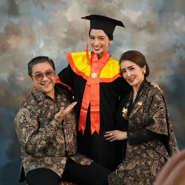 <p>Kaneishia Lathifa Zahra atau Neishia adalah anak kedua aktor Dede Yusuf dari pernikahan dengan Sendy Ramania Wurandani. Neishia baru saja lulus dari jurusan Hubungan Internasional, Fakultas Ilmu Sosial dan Ilmu Politik, Universitas Indonesia (HI FISIP UI). (Foto: Instagram @ddyusuf66/ @sendyyusuf)</p>