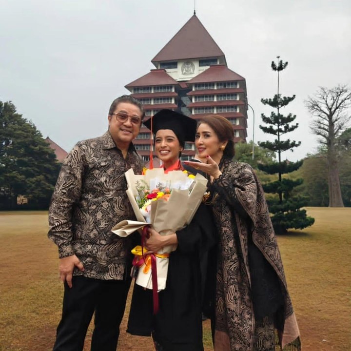 <p>Baru-baru ini, Dede dan istri menghadiri acara wisuda Neishia di UI, Bunda. Pasangan yang menikah pada tahun 1999 ini terlihat begitu bahagia dan bangga dengan pencapaian putrinya yang lulus HI UI dengan predikat <em>Cum Laude</em>. (Foto: Instagram @ddyusuf66/ @sendyyusuf)</p>