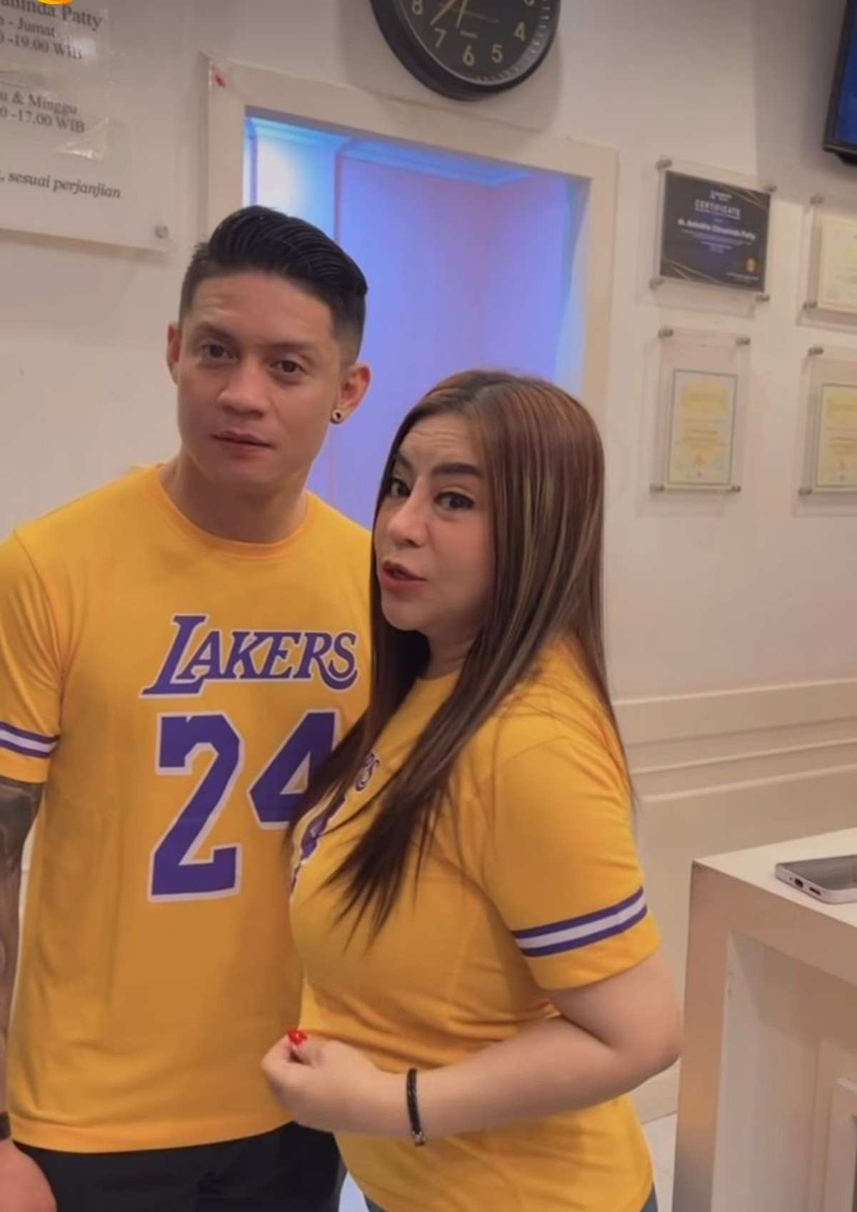 Anisa Bahar dan Suami