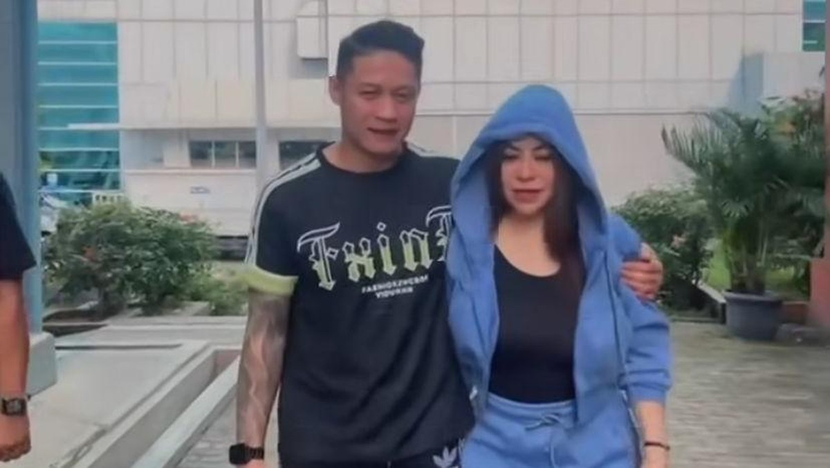 Anisa Bahar dan Suami