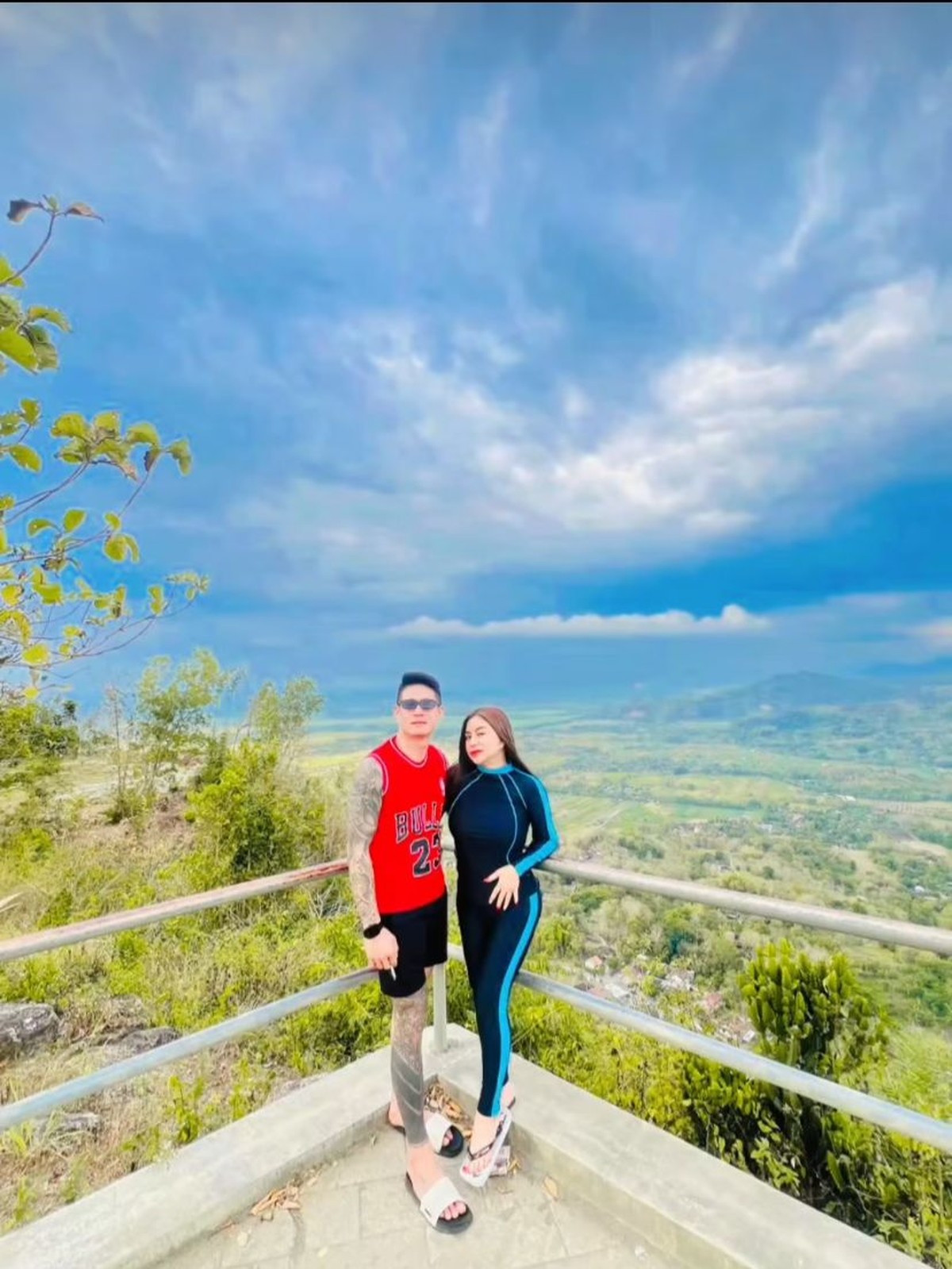 Anisa Bahar dan Suami