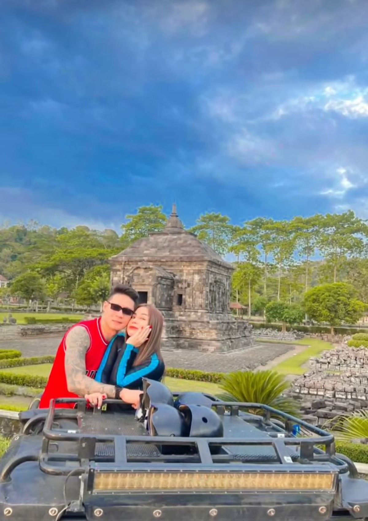 Anisa Bahar dan Suami