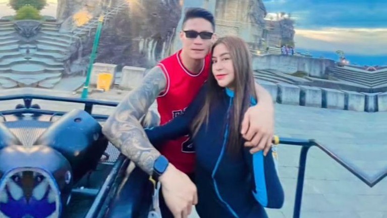 Anisa Bahar dan Suami