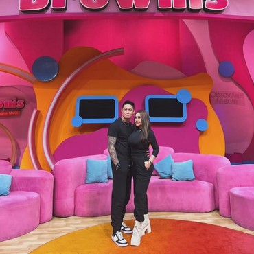 Terpopuler: Pernikahan Anisa Bahar Tuai Sorotan Vs Anne Hathaway Ucap Insya Allah